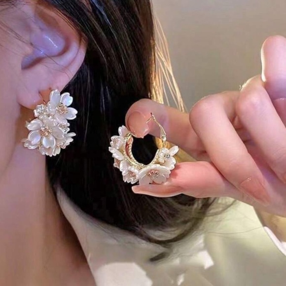 Chic Floral Gold and White Earrings - Picture 2 of 7